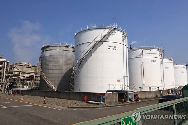 여수 국가산업단지 [촬영 조남수]
    (여수=연합뉴스) 조남수 기자 = 정부는 중동사태로 수급 차질이 생기고 있는 석유화학 산업 핵심 원료 나프타에 대해 수출 제한 조치를 검토하고 있다. 사진은 26일 전남 여수 국가산업단지 모습.