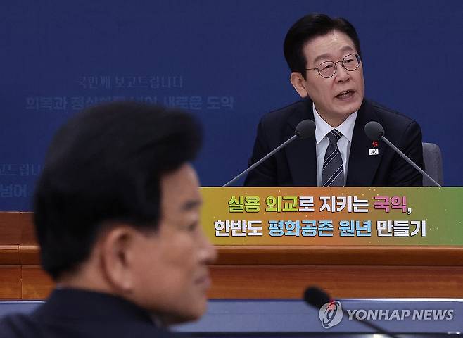 작년 12월 외교부·통일부 업무보고에서 질문하는 이재명 대통령 [연합뉴스 자료사진] 2025.12.19 superdoo82@yna.co.kr