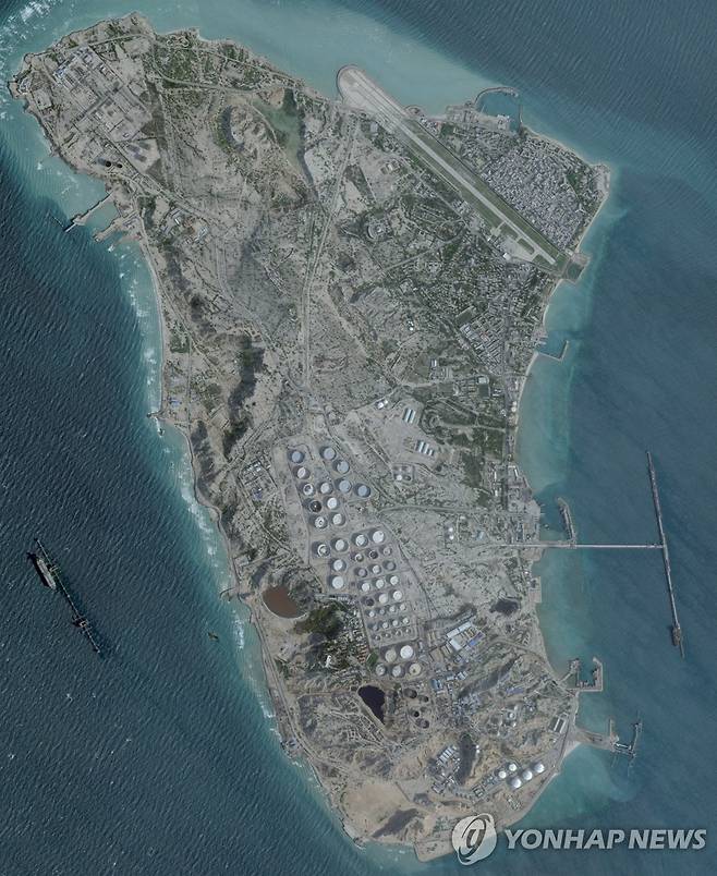 이란의 원유수출 요충지인 페르시아만 하르그 섬을 촬영한 플래닛랩스 위성사진 [로이터 연합뉴스 자료사진. 재판매 및 DB 금지]