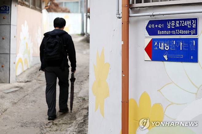 조선대병원으로 가는 골목길 (광주=연합뉴스) 정다움 기자 = 30일 낮 광주 동구 조선대학교병원 광주권역응급의료센터 인근 골목길에서 시민들이 이동하고 있다. 2026.3.30 daum@yna.co.kr