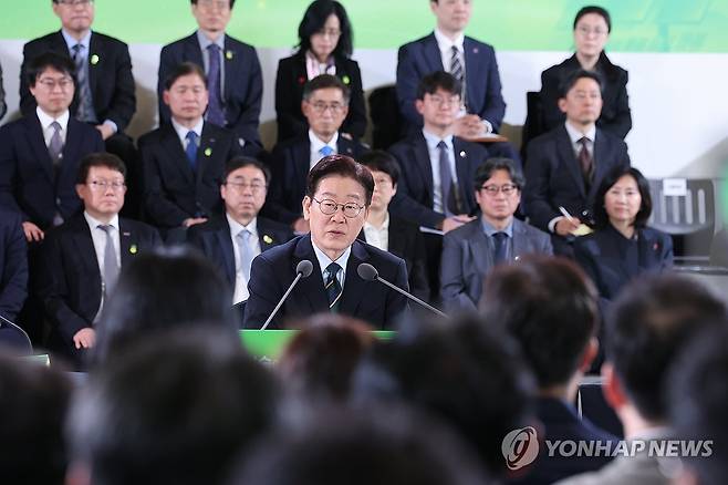 제주 타운홀미팅, 발언하는 이재명 대통령 (제주=연합뉴스) 김도훈 기자 = 이재명 대통령이 30일 제주한라대학교 한라컨벤션센터에서 열린 타운홀미팅 '제주의 마음을 듣다'에서 발언하고 있다. 2026.3.30 [청와대통신사진기자단] superdoo82@yna.co.kr