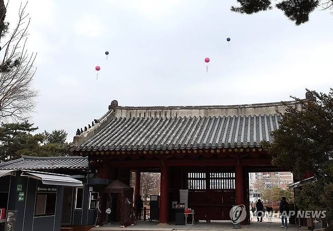 세운4구역에 애드벌룬 띄운 서울시 지난 1월 9일 서울시가 재개발로 지어질 세운4구역 내 고층 건물과 비슷한 높이의 띄운 애드벌룬이 종묘 입구에서 보이는 모습. [연합뉴스 자료사진]