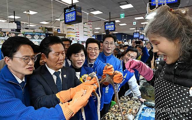 더불어민주당, 노량진수산시장 현장 방문 (서울=연합뉴스) 이동해 기자 = 더불어민주당 정청래 대표와 정원오, 전현희, 박주민 서울시장 예비후보가 30일 서울 노량진수산시장을 방문, 상인과 대화하며 수산물을 살펴보고 있다. 2026.3.30 [공동취재] eastsea@yna.co.kr