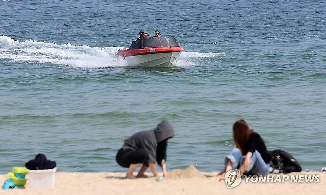 보트 타고 봄 마중…강릉 경포해변 (강릉=연합뉴스) 유형재 기자 = 포근한 봄 날씨를 보인 29일 강원 강릉시 경포해변에서 관광객들이 보트를 타며 봄의 낭만을 만끽하고 있다. 2026.3.29 yoo21@yna.co.kr