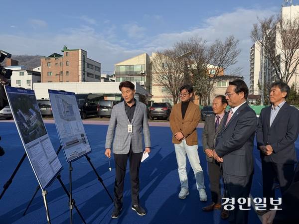 31일 유정복 인천시장과 이규생 인천시체육회장이 인천시 선수촌 내 다목적체육시설 부지를 살펴보고 있다. 2026.3.31/백효은기자100@kyeongin.com