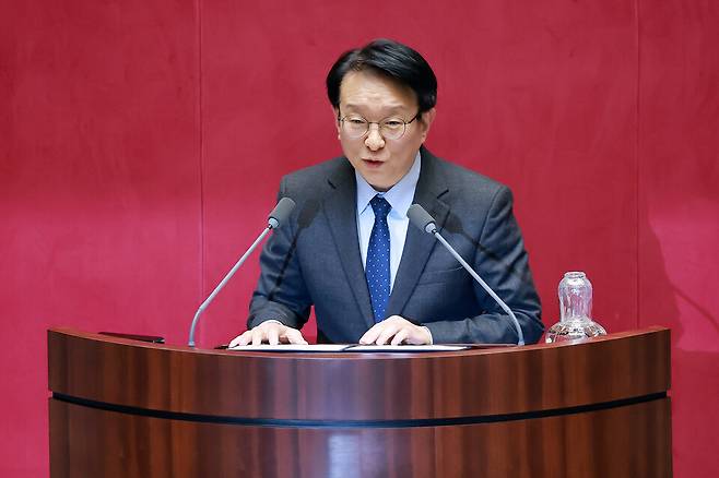▲ 31일 국회에서 열린 3월 임시국회 제3차 본회의에서 행정안전위원장으로 선출된 더불어민주당 권칠승 의원이 당선 인사하고 있다. /연합뉴스