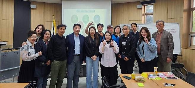 ▲ 수원시 영통구 원천동 주민들로 구성된 자치계획수립단이 회의 후 기념촬영을 하고 있다. /사진제공=수원특례시