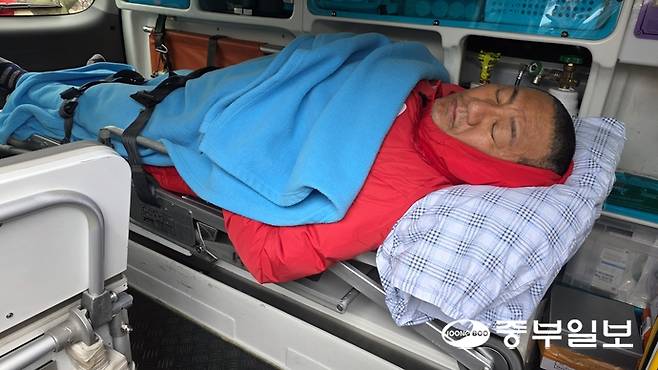 오준환 국민의힘 고양특례시장 예비후보가 단식을 마치고 일산복음재활병원 구급차 안에 실려있다. 김태훈 기자