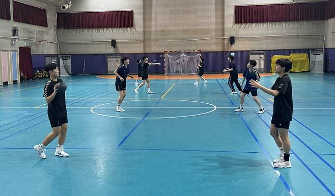 의정부여중 선수단이 교내 실내체육관에서 훈련을 진행하고 있다. 사진=의정부여자중학교