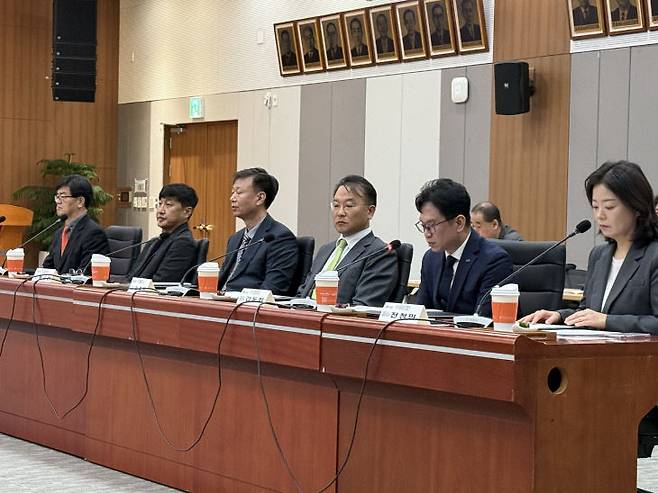 충남도와 6개 기업이 30일 도청 대회의실에서 2조 5000억 원 규모의 투자협약을 체결한 가운데 <왼쪽부터>㈜팜인더 엄기요 대표, ㈜소디스 강찬호 대표, 엑스알비㈜ 황승환 대표, ㈜말티니 이종민 대표, ㈜디앤알파트너스 김동회 대표, ㈜MS머트리얼즈 전청민 대표가 투자 계획과 인사말을 전하고 있다. /사진=오현민 기자