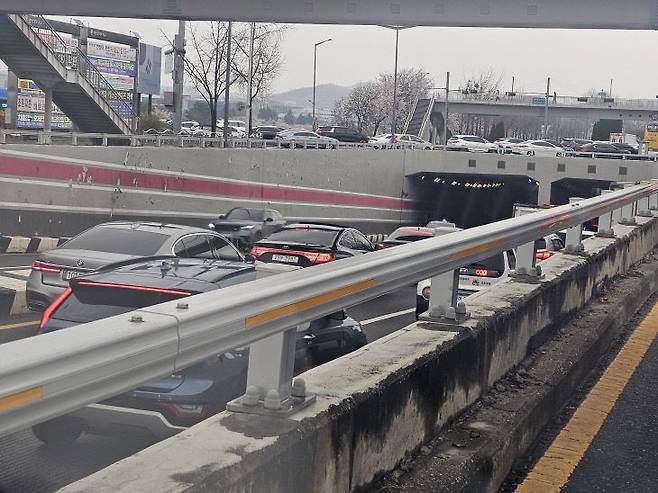 대전 천변고속화도로 원촌육교 옹벽 긴급 보수공사로 출근길 인근 도로 교통 혼잡이 이어졌다. (사진= 김지윤 기자)