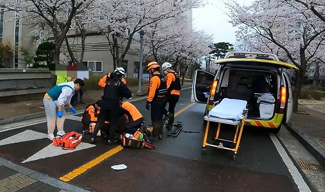 30일 오후 6시5분께 학원 하원 차량에서 내린 뒤 아파트 단지 안 횡단보도를 건너던 초등학생이 주행 중이던 SUV 차량에 치여 숨지는 사고가 발생했다. 울산소방 제공