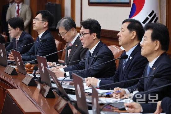 ▲ 김민석 국무총리가 30일 서울 종로구 정부서울청사에서 열린 임시국무회의에서 발언하고 있다. 연합뉴스