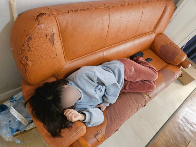 지난 25일 김수원(가명·47) 씨가 자기 집 오래된 소파에 무기력하게 누워 있다. 윤정훈 기자