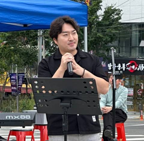 지난 2024년 5월 영천에서 시민들을 대상으로 한 무료 공연에서 서성열 씨 모습. 서성열 씨 제공