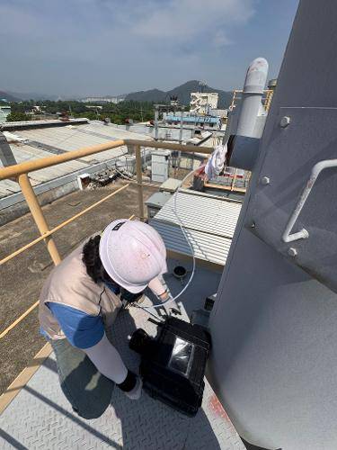 대구 산업단지에서 악취 등을 시료를 채취하는 모습. 서성열 씨 제공