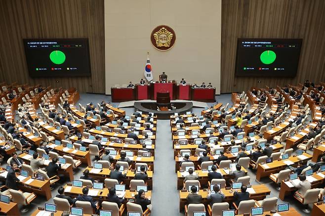 31일 국회에서 열린 3월 임시국회 제3차 본회의에서 공휴일에 관한 법률 일부개정법률안(대안)이 통과되고 있다. 연합뉴스