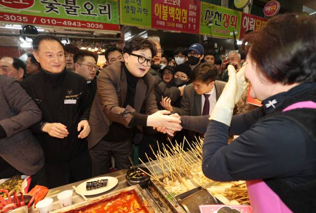 국민의힘에서 제명당한 뒤 보수 재건을 선언한 한동훈 전 국민의힘 대표가 지난 7일 부산 북구 구포시장을 찾아 상인들을 만나고 있다. 이재찬 기자 chan@