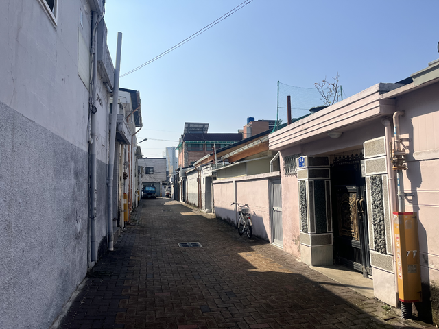 통개발 마스터플랜 개발구역 중 범어지구에 속해 있는 범어1동은 좁은 골목길 양 쪽으로 단층의 노후 주택들이 줄을 지어 위치했다. 김정원 기자