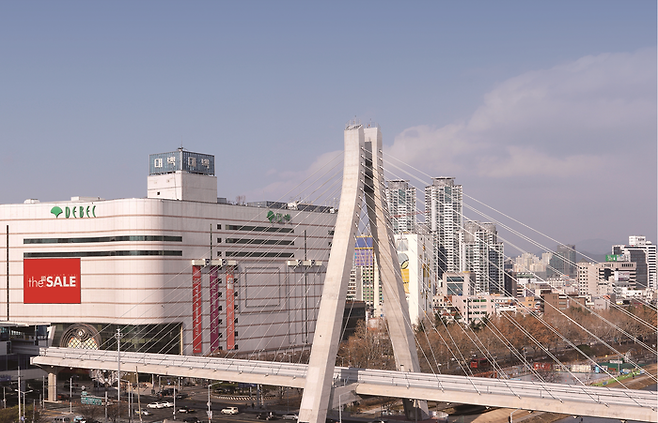대구백화점 경영 실적이 지난해보다 악화했다. 대구백화점 본점이 문닫은지 올해로 5년째지만, 대백 본점 등 핵심 자산 매각 진전은 더딘 상황이다. 지역 향토 기업의 생존을 건 승부수가 절실해진 시점이다. <대구백화점 제공>