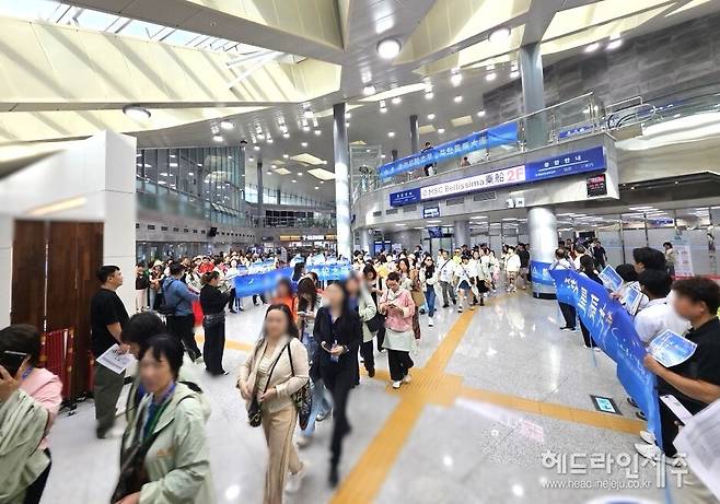 지난해 제주를 찾은 내.외국인 관광객의 1인당 소비지출이 감소했다. 사진은 강정항 크루즈터미널을 통해 들어오고 있는 외국인관광객. (사진=제주특별자치도)