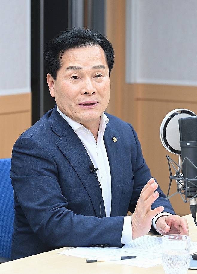 주철현 더불어민주당 국회의원이 30일 북구 중흥동 SRB미디어그룹 내 스튜디오에서 전남광주통합시장 경선을 앞두고 무등일보와 사랑방미디어 공동으로 열린 파워인터뷰에서 통합시 발전 전략 등에 대한 견해를 밝히고 있다.
양광삼기자 ygs02@mdilbo.com