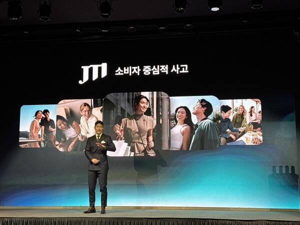 프레데릭 에스트리포(Frederic Estripeau) JTI코리아 마케팅 디렉터가 JTI의 고객 중심 전략에 대해 소개하고 있다. [출처=전제형 기자]