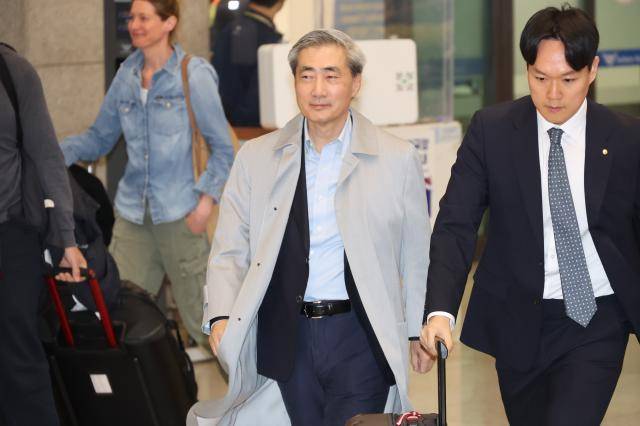 신현송 새 한국은행 총재 후보자가 30일 인천국제공항을 통해 귀국하고 있다 사진연합뉴스