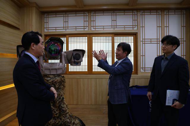 김영신 중소기업기술정보진흥원 원장(가운데)이 글로벌시스템스 박승국 대표(왼쪽)와 함께 기업의 감시 장비를 둘러보고 있다. [사진=기정원]