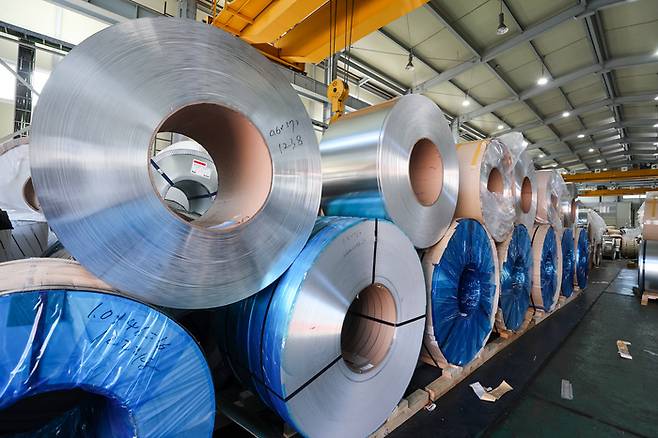 이란 사태로 중동산 알루미늄 공급이 제한되며 알루미늄 가격이 폭등하고 있는 가운데 19일 경기도 안산시 신영정밀금속에 알루미늄 제품들이 쌓여있다./사진=연합뉴스