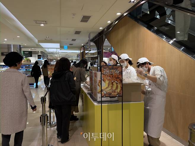서울 중구 명동에 위치한 롯데백화점에서 진행중인 고메위크 행사에서 최근 유행인 버터떡이 팔리고 있다.(황민주 기자 minchu@)