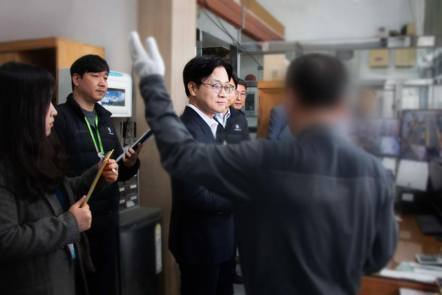 김정관 산업통상부 장관(왼쪽 세 번째)이 30일 서울시 광진구의 한 주유소를 방문해 가격 점검을 하고 있다. 사진=산업통상부