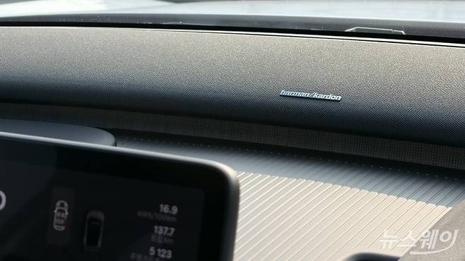 볼보 EX30 CC 하만카돈 사운드바. 사진=권지용 기자