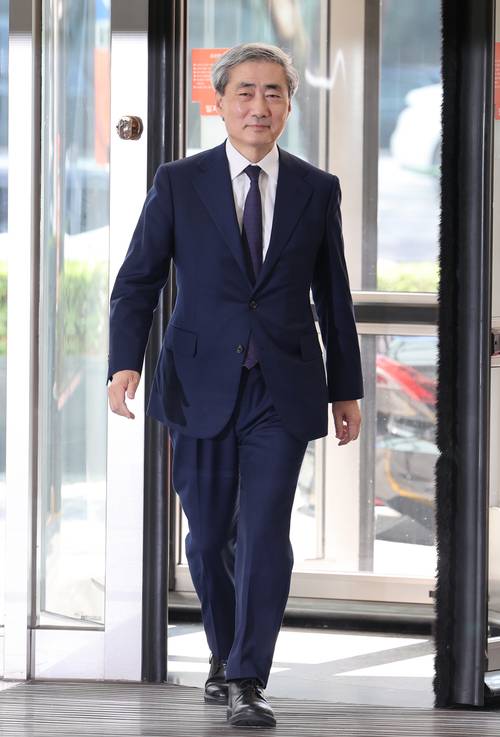 ▲신현송 한국은행 총재 후보자가 31일 서울 중구 한화금융플라자에 마련된 인사청문회 준비 사무실로 출근하고 있다.