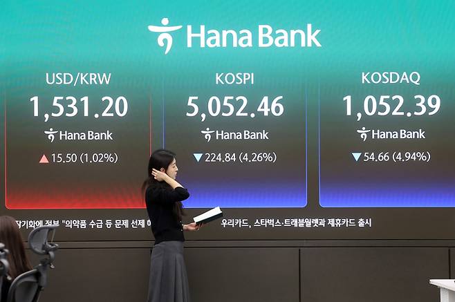 ▲31일 서울 중구 하나은행 딜링룸에서 직원들이 업무를 보고 있다.