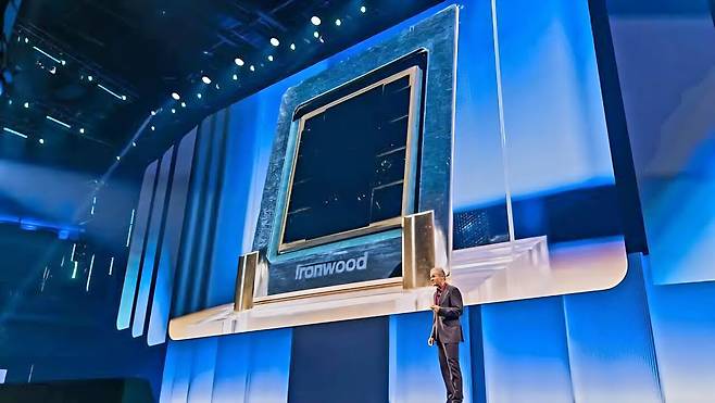 구글 임원 아민 바흐닷이 '아이언우드 TPU'를 공개하며 차세대 AI 인프라 전략을 설명하고 있다./ 구글