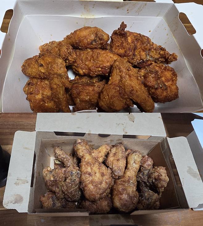 bhc 쏘이갈릭킹(위)과 교촌치킨 간장 한마리아래)/사진=김아름 기자 armiijang@
