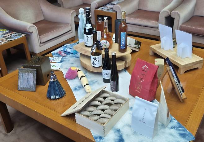 고토다 마사즈미 지사 집무실 책상에 지역 특산물로 만든 상품이 진열돼 있다. (사진=박소영 기자)