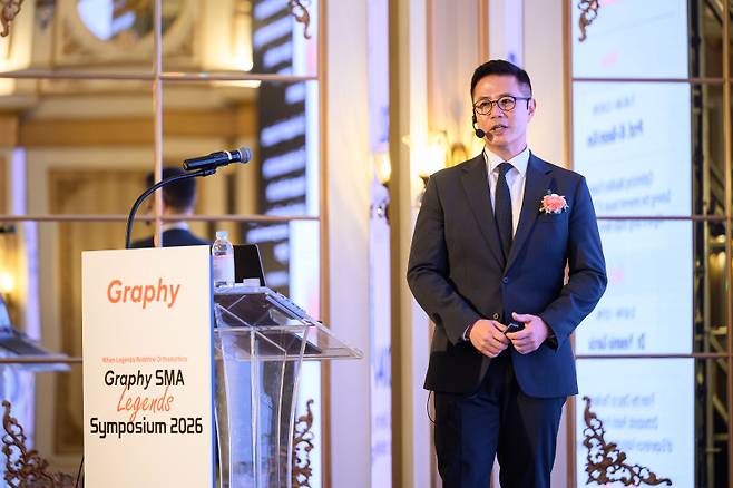 지난 3월19일 서울 강남 그랜드 머큐어 임페리얼 팰리스에서 열린 '그래피 SMA 레전드 심포지엄'에서 김기범 미국 세인트루이스대학교 치과교정학교실 주임교수가 강연하는 모습. (사진=그래피)