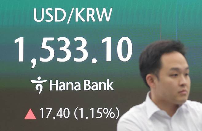 환율이 장중 1,530원 넘어선 31일 서울 중구 하나은행 본점 딜링룸에 실시간 환율 정보가 표시되고 있다.(사진=연합뉴스)