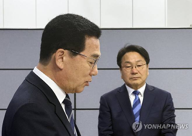 더불어민주당 전남광주통합특별시장 경선에서 30일 신정훈 후보(왼쪽)가 강기정 후보와 단일화한 뒤 광주 서구 광주시의회 기자실에서 소감을 밝히고 있다. (사진 = 연합뉴스)