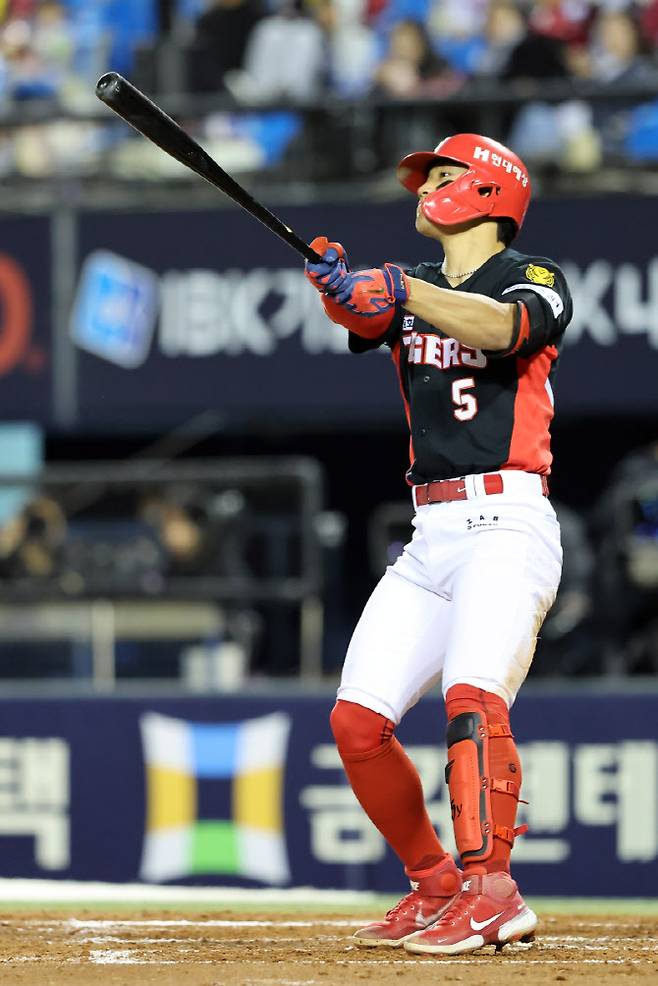 자신이 친 홈런 타구를 바라보는 KIA타이거즈 김도영. 사진=KIA타이거즈