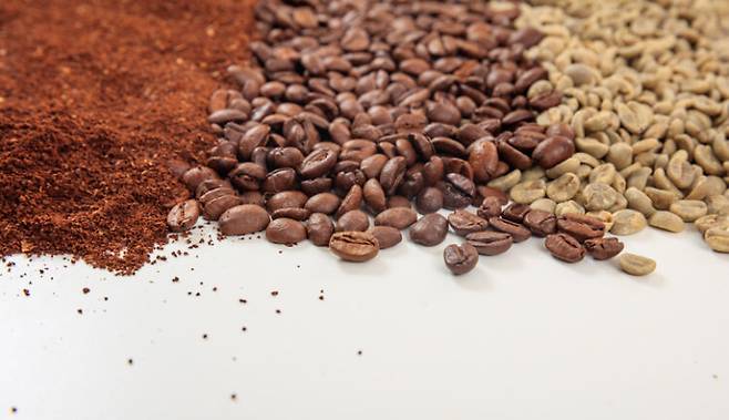 인스턴트 커피는 원두 찌꺼기보다 다공성 구조가 덜 발달해 냄새의 흡착력은 낮지만 비용 대비 활용도가 높은 편이다. 사진=게티이미지뱅크