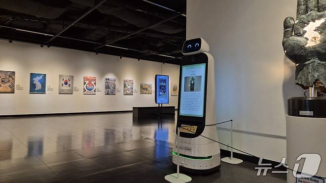 전망대 내 전시 및 체험 프로그램의 설명을 돕는 인공지능(AI) 도슨트 로봇 '오두리'의 모습 2026.03.28. ⓒ 뉴스1 임여익 기자
