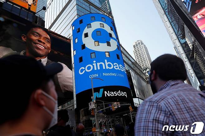 미국 뉴욕 타임스퀘어의 대형 전광판에 코인베이스의 로고가 나오고 있다. ⓒ 로이터=뉴스1