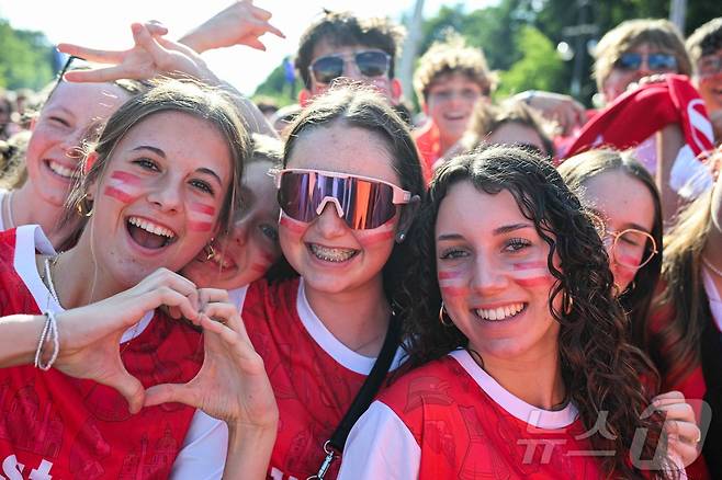 오스트리아를 응원하는 축구팬들 ⓒ AFP=뉴스1