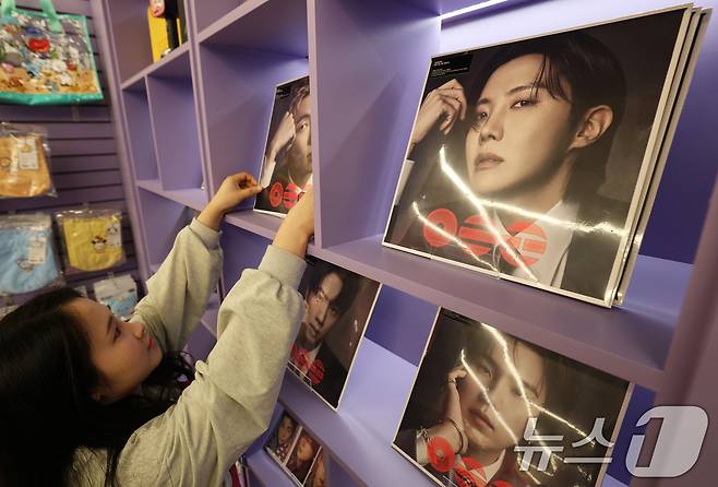 그룹 방탄소년단(BTS)의 정규 5집 '아리랑'(ARIRANG) 타이틀곡 '스윔'(SWIM)이 메인 싱글 차트인 '핫 100'(Hot 100) 진입과 동시에 1위를 차지했다. 사진은 30일 서울 중구 명동의 케이팝 굿즈샵 '케이메카' 본점에 BTS 신보 '아리랑'이 진열된 모습. 2026.3.30 ⓒ 뉴스1 오대일 기자