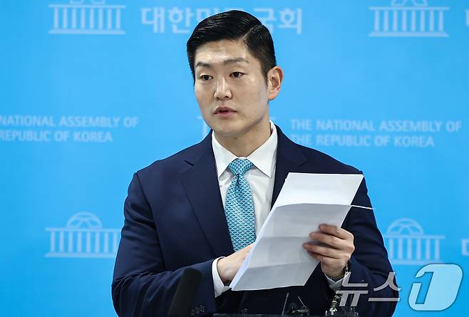 김재섭 국민의힘 의원이 31일 서울 여의도 소통관에서 정원오 더불어민주당 서울시장 예비후보 의혹 관련 기자회견 후 백브리핑을 하고 있다. 2026.3.31 ⓒ 뉴스1 김도우 기자