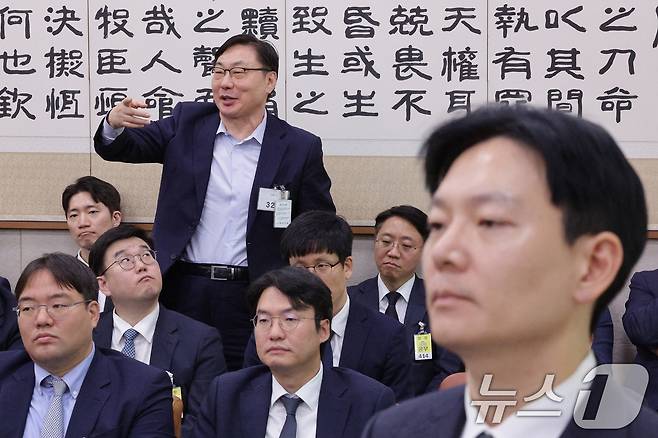 이화영 전 경기도 평화부지사가 지난해 10월 서울 여의도 국회 법제사법위원회에서 열린 서울고등검찰청·서울중앙지방검찰청 등에 대한 국정감사에서 자신의 대북 송금 사건을 수사했던 박상용 법무연수원 교수의 답변 도중 발언권을 요청하고 있다. 2025.10.23 ⓒ 뉴스1 신웅수 기자