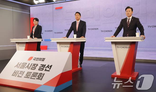 국민의힘 서울시장 예비후보들이 31일 서울 중구 TV조선 스튜디오에서 열린 국민의힘 6·3 지방선거 서울특별시장 후보자를 가리기 위한 비전 토론회에서 토론을 준비하고 있다. 왼쪽부터 윤희숙, 오세훈, 박수민 예비후보. 2026.3.31 ⓒ 뉴스1 국회사진기자단